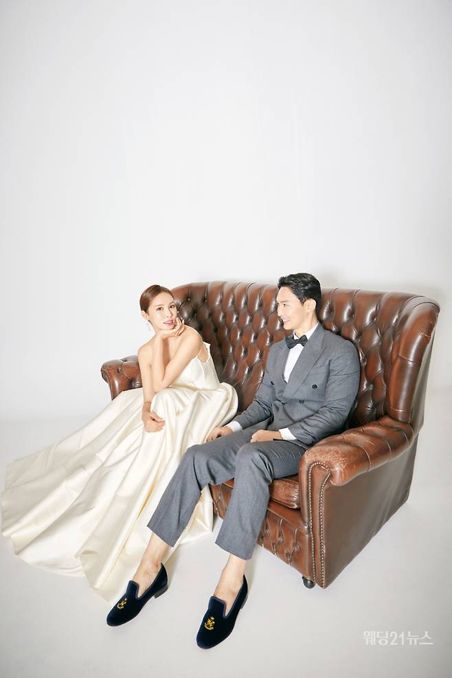 사진 : 웨딩드레스 클라라, 슈트 스플렌디노, 에디터 조윤예, 디렉터 고성송, 포토그래퍼 임호진(로미오프렌즈), 헤어 홍지 메이크업 박민경(알루), 플라워 서하플라워, 제품협찬 수야 ⓒwedding21news