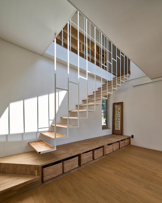 1층과 복층을 연결하는 계단실. 최진보 건축사진작가 제공