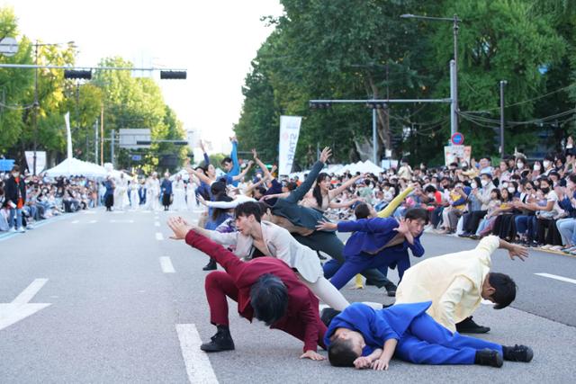 '2022 웰컴 대학로' 축제가 개막한 지난달 24일 조성희아하댄스씨어터가 차량이 통제된 대학로 도로에서 공연을 펼치고 있다. 한국관광공사 제공