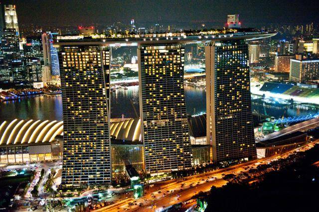 싱가포르의 상징적 건물로 자리 잡은 '마리나 베이 샌즈’ 야경. 싱가포르관광청 제공