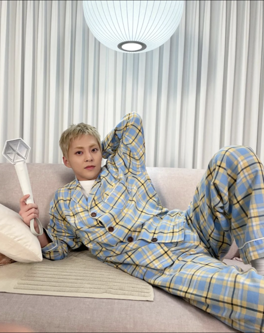 EXO Xiumin showed off her cute charm in a pajamasOn the afternoon of the 7th, EXOs official SNS posted a picture of Xiumin with heart emoticons.In the public photos, Xiumin is staring at the camera with a light blue pajama and an Eridibong (EXO cheering pole).The look is giving off a more luscious charm during her blonde hairstyle and Xiumin.Xiumin has been active since releasing his first Solo album Brand New on the 26th of last month. Xiumin was also cast in the drama Mart, which is a challenge to the mart place of idols who were disbanded in an unexpected accident.Meanwhile, Xiumin, who was born in 1990 and is 33 years old this year, made his debut as EXO in 2012.EXO SNS