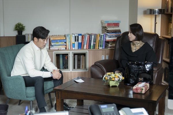 In the JTBC Saturday drama The Empire of Law (playwright Oh Ga-gyu, director Yoo Hyun-ki), Ahn Jae-wook seemed to walk on a solid road as a good star professor, a family lover, and the next presidential candidate, but faced various crisis situations.According to the production crew, Na Geun-woos double life, which seemed to be kept secret forever, was discovered.His mother-in-law, Ham Kwang-jeon (Lee Mi-sook), installed a camera in his office to monitor every move, so he could not know his affair.I enjoyed my friendship with my disciples, whether in the retro or in the car, but I should have been careful in the office, but eventually Ham Kwang-jeon completely recognized all the bosses.His wife, Kim Sun-a, was also aware of the suspicious signs, but he is acquiescing that the two people who are woven into love and business can not easily collapse.In addition, his position in the house is gradually decreasing, such as Na Geun-woo and Hong Nan-hee (Ju Se-bin), who were secretly photographed by Han Moo-ryul (Kim Jung-min), who were in a difficult situation due to the seizure of the Jusung group, by blackmail - Cinémix Par Chloé.Still, it is noteworthy whether he will support Han Hye-ryuls sanctuary-free investigation to the end, or whether he will seek a way to accept and live a one-morule deal, with the blackmail - Cinémix Par Chloé tightening his throat.Finally, it is the relationship with Hong Nan-hee, a student who seems to be not easily cut off. At the end of the last four broadcasts, Na Geun-woo, who was no longer confident of meeting her, said goodbye to Hong Nan-hee.However, Hong Nan-hee was angry and put reason in his words, making Na Geun-woo and other viewers embarrassed.Above all, it was revealed that Hong Nan-hee had deliberately approached the family of the law, and what kind of arrow would her anger return to Na Geun-woo?The 5th episode of The Empire of Law was broadcasted at 10:30 pm on the 8th.