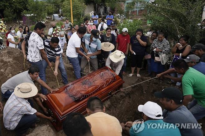 산 미겔 토토라판 시 총격 사건 희생자를 묻는 주민들 (AP=연합뉴스) 마을 주민들이 총격 사건 희생자를 묻고 있다. AP는 희생자가 너무 많아 무덤을 만드는 데 굴착기까지 동원됐다고 밝혔다. 2022.10.06. photo@yna.co.kr