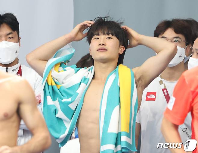 다이빙 우하람이 3일 일본 도쿄 아쿠아틱스 센터에서 열린 '2020 도쿄올림픽' 남자 3m스프링보드 결승전을 점수판을 보고 있다. 이날 우하람은 6차 시기 합계 481.85점을 받아 출전 선수 12명 중 4위에 올랐다. 2021.8.3/뉴스1 ⓒ News1 송원영 기자