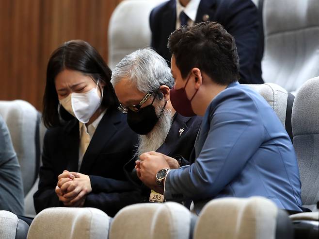 지난 4월 15일 국회에서 ‘이예람 중사 특검법’이 통과될 때 박지현이 이 중사 아버지와 오열하는 모습. /국회사진기자단