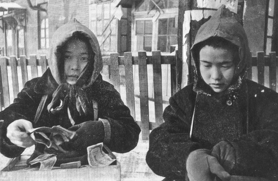 귀국도 못 하고 거리에서 담배 파는 일본 소녀. 1945년 12월, 선양(瀋陽). [사진 김명호]