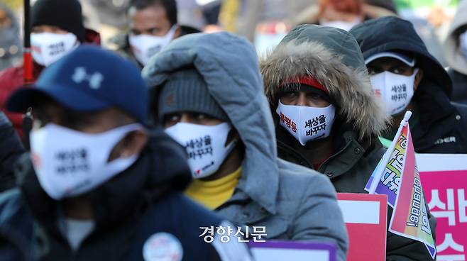 세계 이주노동자의 날 기념 대회가 19일 서울 보신각 앞에서 열려 참가자들이 구호가 적힌 마스크를 착용하고 있다. 김창길기자