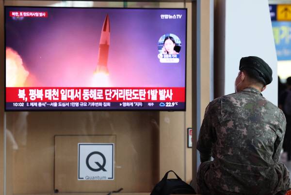 북한이 동해상에 단거리 탄도미사일 1발을 발사한 지난 달 25일 오전 서울역 대합실 TV에 관련 뉴스가 나오고 있다. 연합뉴스