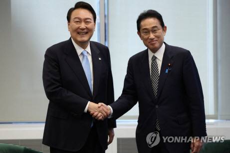 윤석열 대통령과 기시다 후미오 일본 총리가 지난 9월21일(현지시간) 미국 뉴욕 한 컨퍼런스 빌딩에서 한일 정상 약식회담에 앞서 인사하고 있다. 연합뉴스