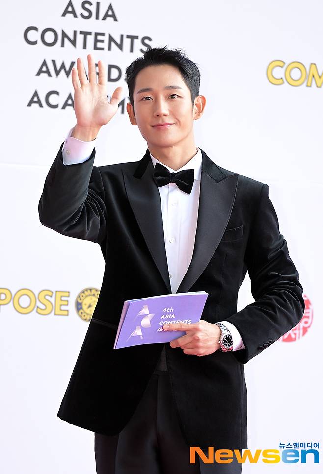 Actor Jung Hae In attended the 4th Asia Content Awards red carpet held on October 8 at the outdoor stage of Haeundae-gu Film Hall in Busan.Meanwhile, the 27th Busan International Film Festival, which will be held in three years without any social distance, will be held for 10 days from October 5th to 14th in Busan Haeundae area.