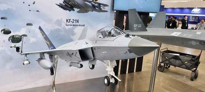 한국항공우주산업(KAI)이 제안하는 국산 함재기 KF-21N 모형이 지난달 21일 경기 킨텍스에서 열린 대한민국 방위산업전시회(DX KOREA 2022)에 전시되어 있다.  박수찬 기자