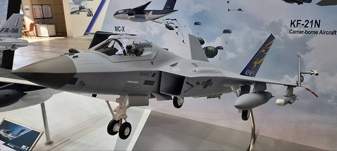 한국항공우주산업(KAI)이 공개한 KF-21N 모형이 지난달 21일 경기 킨텍스에서 열린 대한민국 방위산업전시회(DX KOREA 2022)에 전시되어 있다. KAI 제공