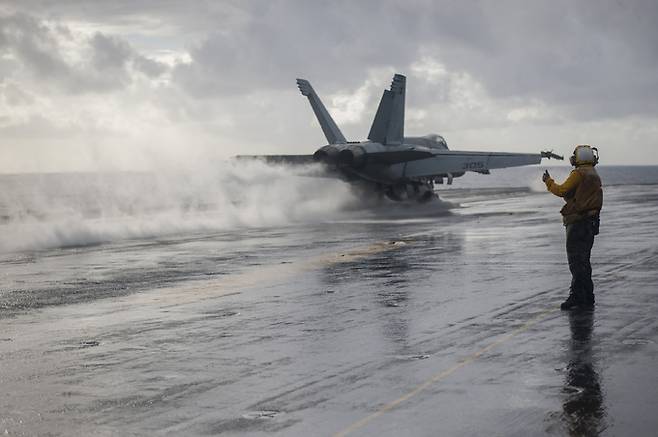 미 해군 소속 F/A-18 전투기가 핵항모 조지 워싱턴호 비행갑판에서 사출기의 도움을 받아 이륙하고 있다. 세계일보 자료사진