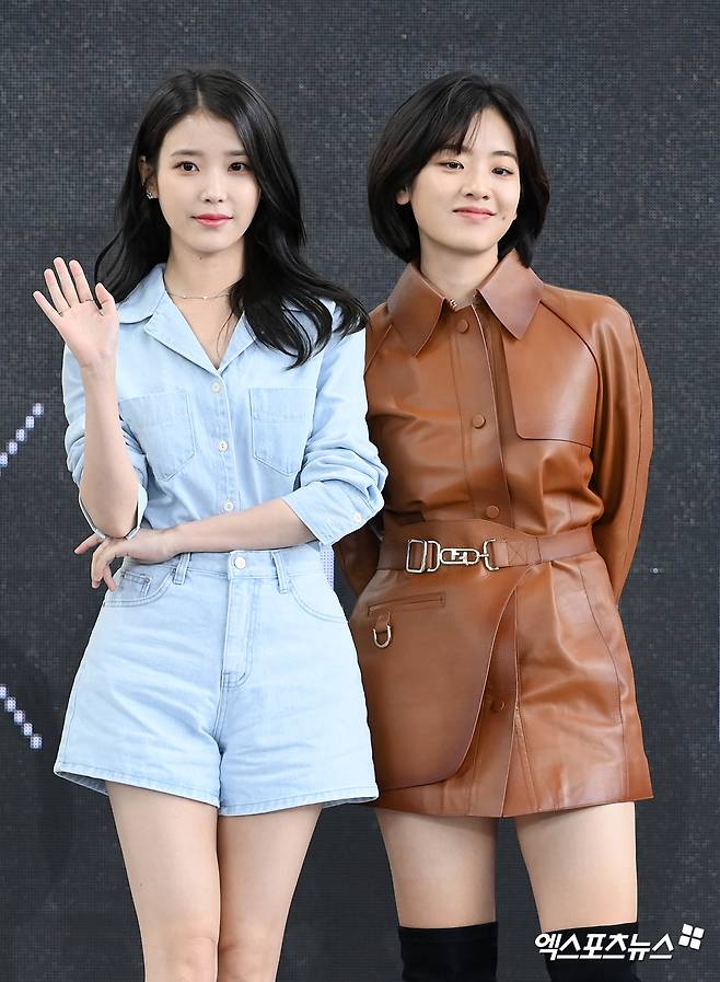 Busan, ) On the afternoon of the 8th, the 27th Busan International Film Festival (2022 BIFF) invited broker open talk was held at the Haeundae-gu Film Hall in Busan.Actor Lee Ji-eun (IU), Lee Ju-young has photo time.
