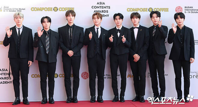 Busan, ) On the afternoon of the 8th, 2022 Asia Contents Awards (ACA) red carpet event was held at the outdoor theater of Haeundae-gu, Busan Metropolitan City.The group Golden Child has photo time.