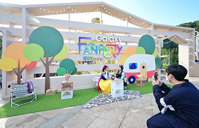 지난 8일 삼성전자 ‘갤럭시 팬파티 제각각 캠크닉’이 열린 경기 용인시 에버랜드 장미원에 마련된 ‘제각각 시그니처 포토존’에서 갤럭시 애호가들이 다양한 소품들과 함께 인증샷을 남기고 있다.삼성전자 제공
