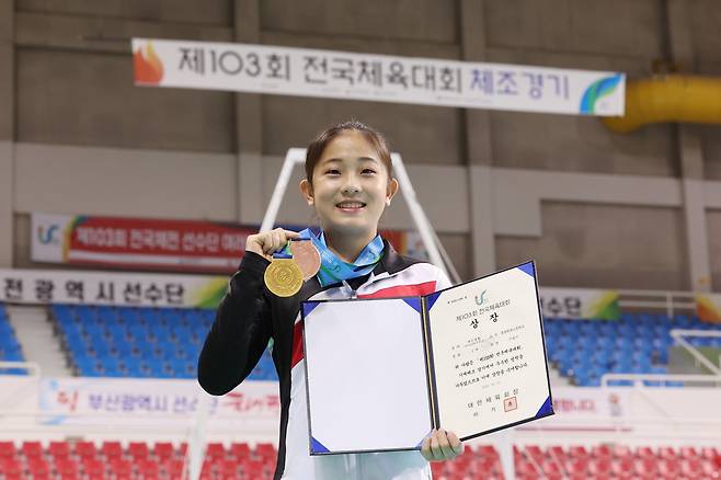 제103회 전국체육대회 기계체조 여자19세 이하부 개인종합에서 1위를 차지한 신솔이가 금메달을 받은 뒤 기념촬영하고 있다. 신솔이는 이날 여자19세 이하부 단체전에서 3위를 차지해 동메달도 목에 걸었다. (울산=연합뉴스)