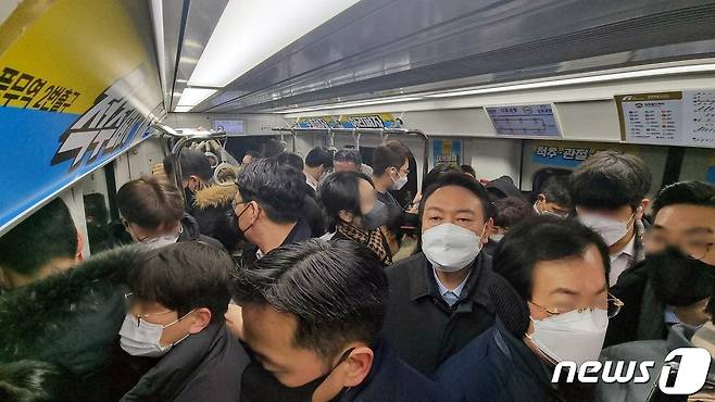 윤석열 국민의힘 대선 후보가 7일 오전 김포골드라인을 타고 서울 여의도 당사로 향하며 출근길 '지옥철' 체험을 하고 있다. (국민의힘 선대본 제공) 2022.1.7/뉴스1 ⓒ News1 구윤성 기자