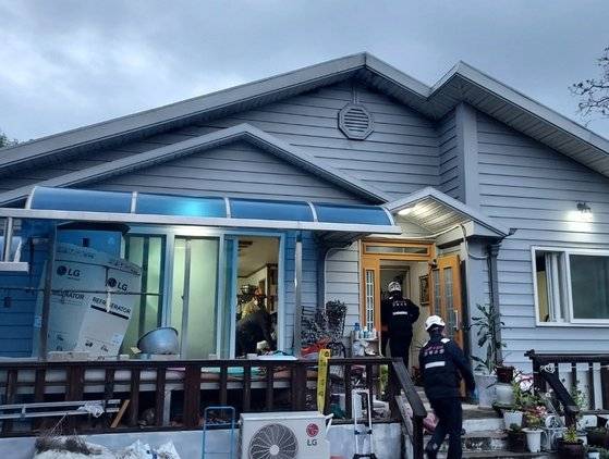 9일 전북 무주의 한 주택에서 일산화탄소 중독 추정 사고가 발생해 일가족 5명이 숨지고 1명이 다쳤다. 사진 전북소방본부