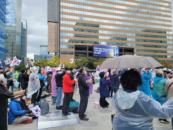한글날 연휴 마지막 날인 10일 서울 광화문광장 일대에서 보수단체 집회 참가자들이 돌아다니고 있다. 김남영 기자