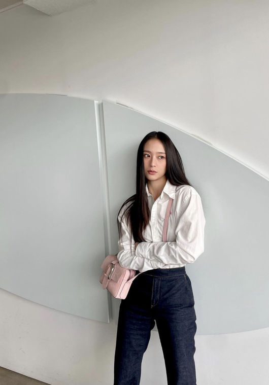 Actor Krystal Jung boasted a beautiful beauty.Krystal Jung left several photos on his SNS on the 10th.Krystal Jung showed off her slender figure in a white shirt and jeans, with long straight hair and dazzling features creating an elegant vibe.Krystal Jung will appear in the movie Spider House. Spider House will start with Song Kang-ho, and Lim Soo-jung, Oh Jung-se and Jeon Yeo-bin