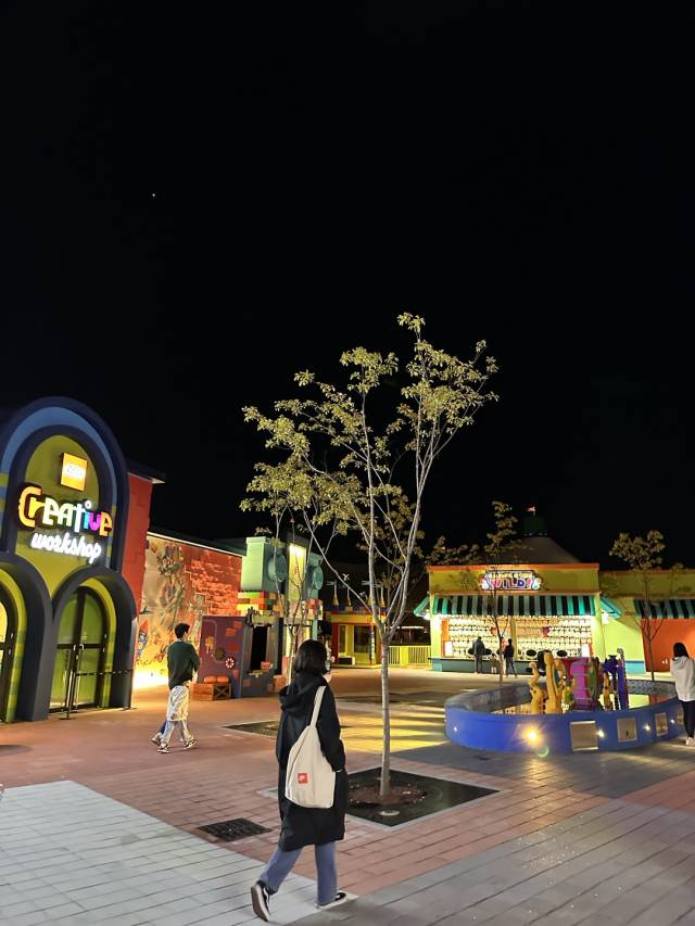 저조도 상황에서 찍은 사진. 사진을 확대해도 뒷 배경이 또렷이 나오는 등 품질이 개선됐다.