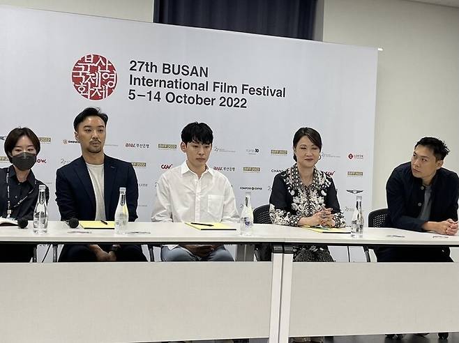 7일 부산 영상산업센터에서 진행된 <아줌마> 기자간담회. 왼쪽 둘째부터 허슈밍 감독, 배우 강형석, 싱가포르 배우 홍휘팡. 김은형 선임기자 a href=\"mailto:dmsgud@hani.co.kr\"dmsgud@hani.co.kr/a