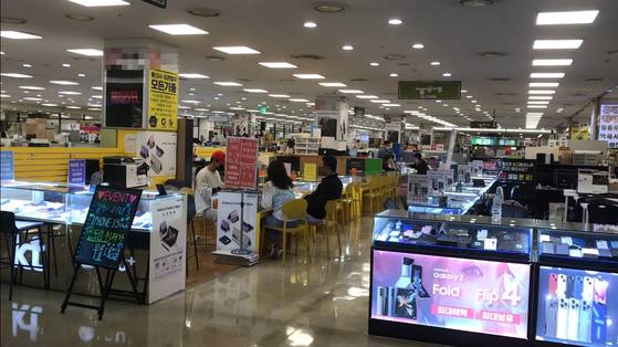 '아이폰14' 시리즈가 국내 공식 출시한 지난 7일 스마트폰 '성지'로 잘 알려진 서울 구로구 테크노마트 신도림점에서 고객들이 상담을 받는 모습. IS포토