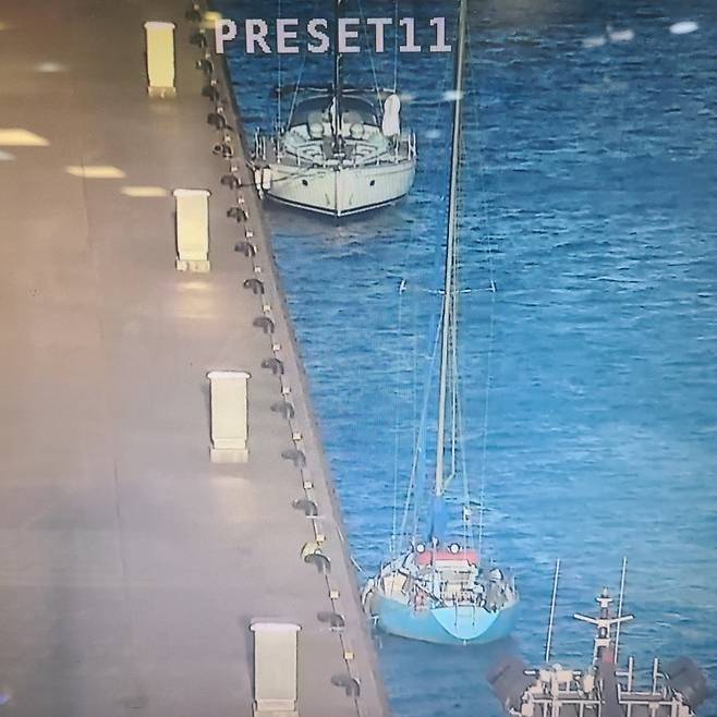 경북 포항 신항에 정박 중인 러시아 선적 요트. 탑승객 대부분은 젊은 남성들로 동원령을 피해 온 것으로 추정된다.