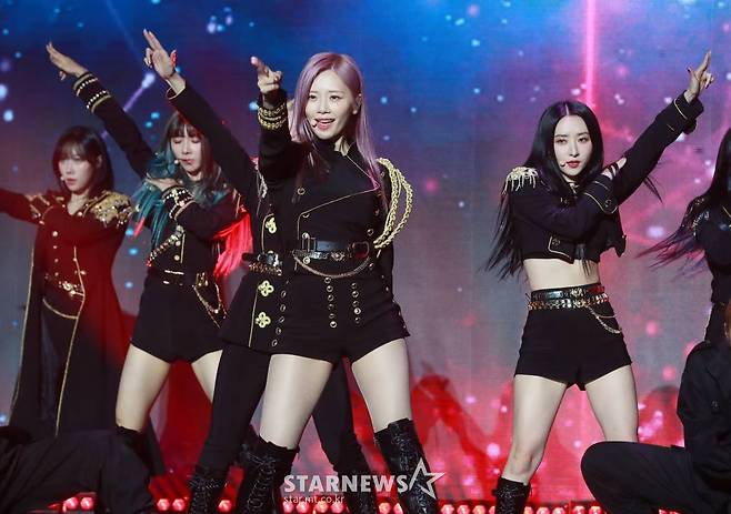 걸그룹 '드림캐쳐'(DREAMCATCHER)가 11일 오후 서울 건국대학교 새천년관에서 진행된 일곱 번째 미니앨범 '아포칼립스 : 팔로우 어스'(Apocalypse : Follow us) 발매기념 쇼케이스에서 신곡을 선보이고 있다. /2022.10.11 /사진=이동훈 기자 photoguy@