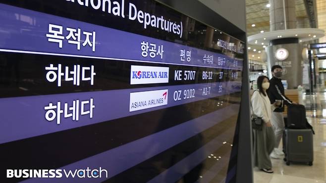 일본 자유 여행이 재개되면서 코로나19로 억눌렸던 여행 수요가 폭발적으로 늘고 있다. 사진은 12일 김포공항 국제선 출국수속 모습./사진=이명근 기자 qwe123@