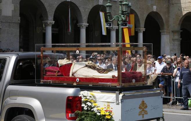 교황 성 요한 23세의 유해가 2018년 바티칸을 떠나 고향인 이탈리아 베르가모 비토리아 베네토 광장에 도착하고 있다. 사진 CNS