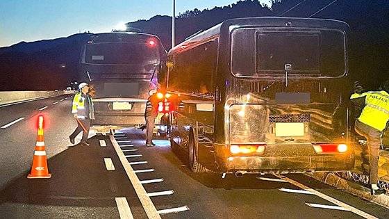 12일 오전 5시 45분쯤 충남 보령시 남포면 서해안고속도로 서울방향 무창포 졸음쉼터 인근에서 신모(43)씨가 자신의 버스로 다른 버스를 가로막아 의식 잃은 운전자를 구했다. 연합뉴스