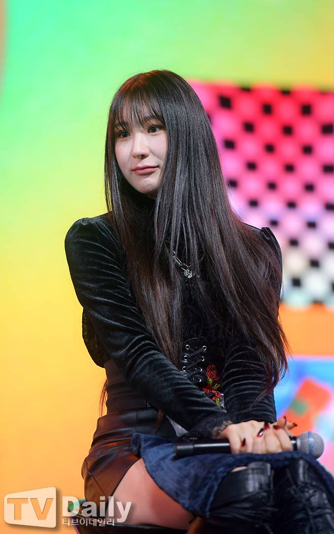 아이즈원 출신 이채연 솔로 데뷔