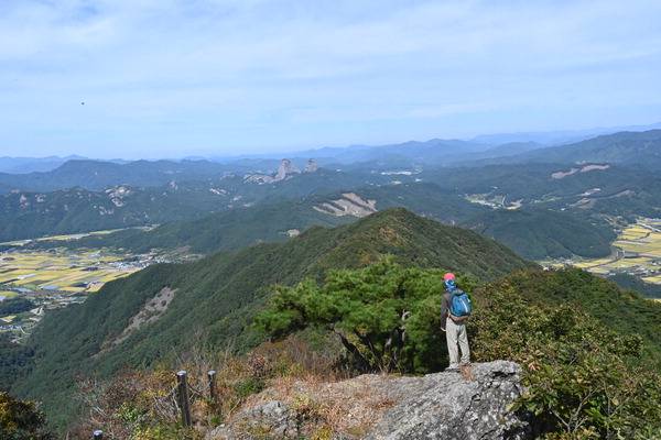 전북 진안군 백운면 내동산은 북쪽의 마이산 전망대로 알려졌다. 864m봉 갈림길에서 오른쪽 방화마을 방향의 전망대에 서면 단연 돋보이는 산이 손에 잡힐 듯 쫑긋 솟은 마이산이다. 시계 반대방향으로 봉두봉 비룡대 광대봉 능선 뒤로 진안의 진산인 부귀산과 구봉산이 펼쳐진다.