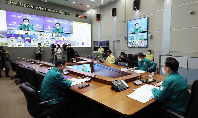 조규홍 보건복지부 장관이 12일 정부서울청사 중앙재난안전상황실 서울상황센터에서 열린 코로나19 대응 중앙재난안전대책본부 회의를 주재하고 있다. 연합뉴스