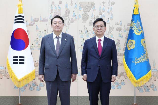 윤석열 대통령이 14일 오후 서울 용산 대통령실 청사에서 석동현 민주평화통일자문회의 사무처장에게 임명장을 수여한 뒤 기념촬영을 하고 있다. 연합뉴스