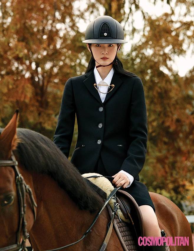 재킷 2백20만원대, 셔츠 60만원대, 버뮤다팬츠 1백80만원대, 핀 40만원대, 롱 부츠 1백90만원대 모두 토즈. 승마 모자 가격미정 에르메스.