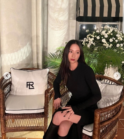 Krystal Jung posted several photos on her instagram on the 15th.Krystal Jung, who attended a famous brand party in the United States, is wearing makeup and nails that stand out in a long straight hair. He was wearing a bold incision dress and boasted his legs and gorgeous beauty.Currently, Krystal Jung is about to be released after filming the movie Spider.