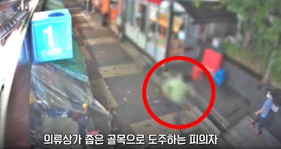 6일 서울 동대문 의류도매상가에서 서울중부경찰서 광희지구대 소속 주영록 경위가 시민 오토바이 뒷좌석에 탄 채 도주하는 피의자를 쫓고 있다. 2022.10.6 서울경찰 페이스북