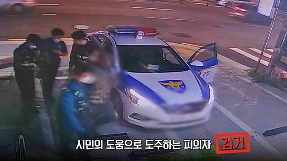 6일 서울 동대문 의류도매상가에서 서울중부경찰서 광희지구대 소속 주영록 경위가 시민 오토바이 뒷좌석에 탄 채 도주하는 피의자를 쫓아 검거에 성공했다. 2022.10.6 서울경찰 페이스북