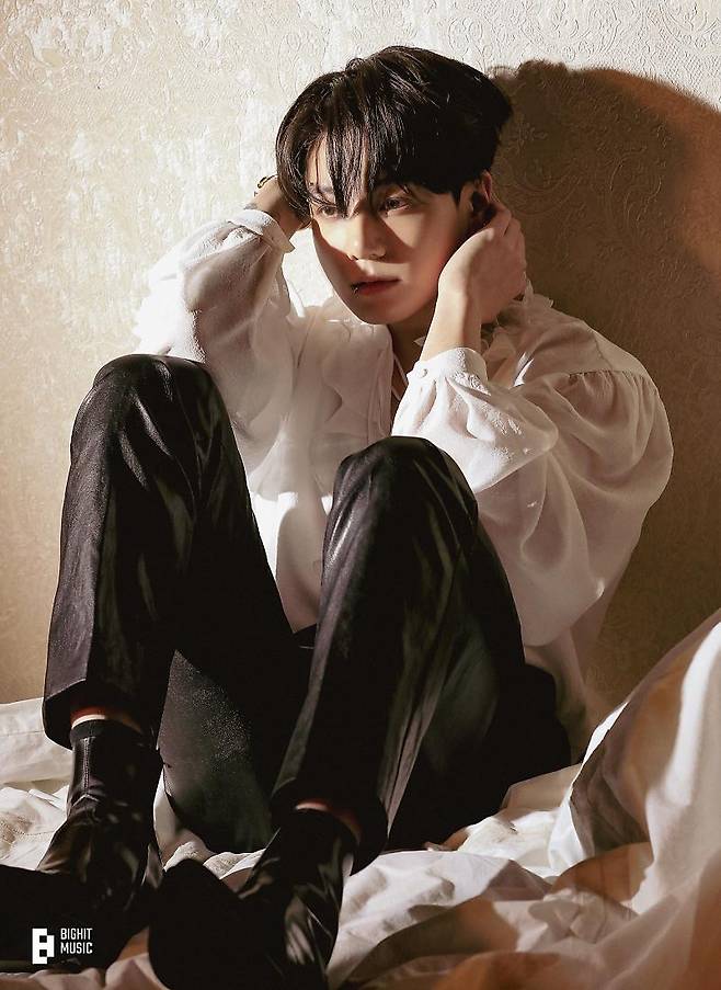 방탄소년단 정국 팬들, 부채→생수 무료 나눔 '스페셜 서포트'..부산 콘서트 열띤 응원