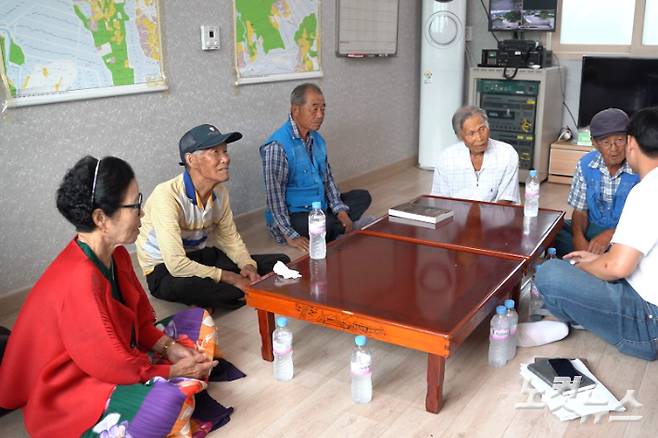 빨치산 토벌 작전을 명령 받은 육군 11사단이 1950년 11월 20일 새벽 5시 남원시 주천면 고기리 노치마을에 들이닥쳤다. 그때의 참상을 기억하는 유족들이 모였다. 정민환 감독