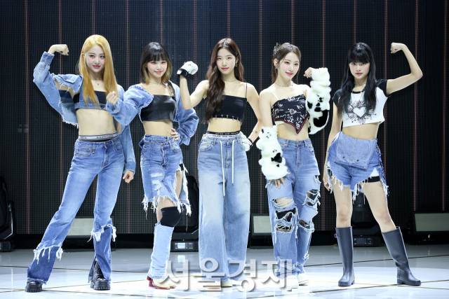 그룹 르세라핌 허윤진, 김채원, 카즈하, 사쿠라, 홍은채가 17일 오후 서울 서대문구 연세대학교 백주년기념관 콘서트홀에서 열린 미니 2집 '안티프래자일(ANTIFRAGILE)' 쇼케이스에서 포즈를 취하고 있다. / 사진=김규빈 인턴기자