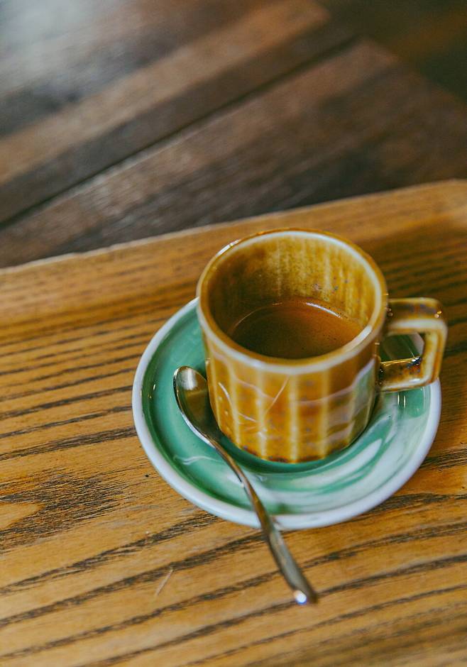 훌륭한 커피만큼 감각적인 잔도 눈길을 끈다