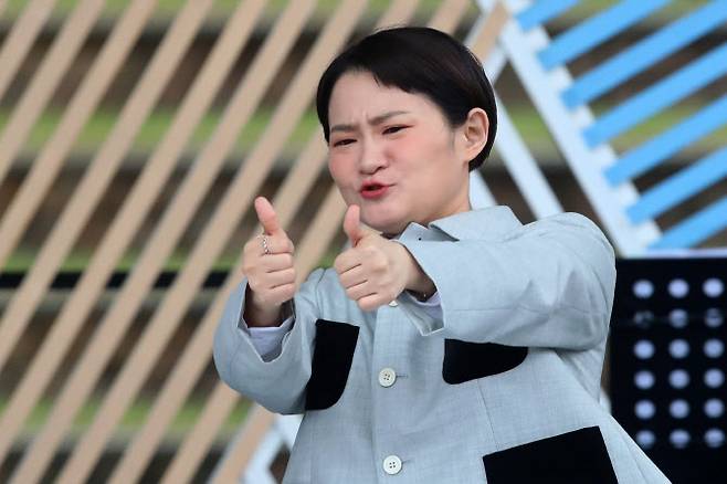 방송인 김신영이 지난달 3일 오후 대구 달서구 두류공원 코오롱야외음악당에서 열린 ‘전국노래자랑’ 대구광역시 달서구 편 녹화에서 MC를 맡아 첫 진행을 선보이고 있다. (사진=뉴스1)