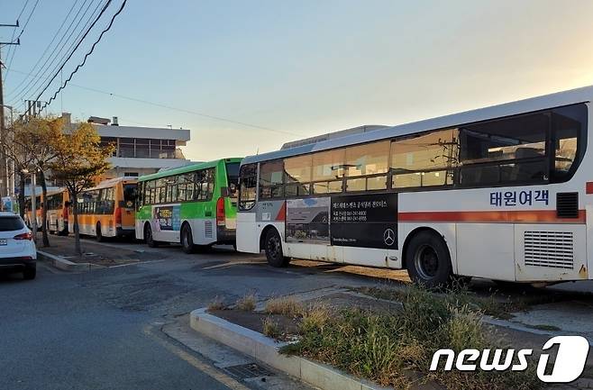 목포시내버스가 총파업에 돌입한 18일 석현동 차고지에 운행을 멈춘 버스들이 주차돼 있다. 2022.10.18/뉴스1