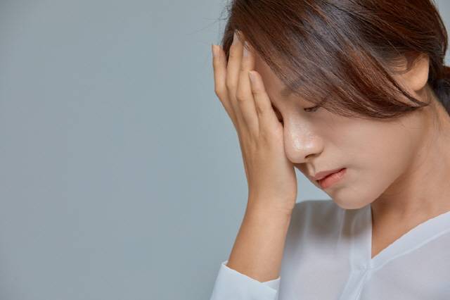눈 주변이 주기적으로 떨린다면 먼저 커피를 끊고 푹 쉬어줘야 한다. 그래도 증상이 계속된다면 진단을 받아보는 것이 안전하다./사진=게티이미지뱅크