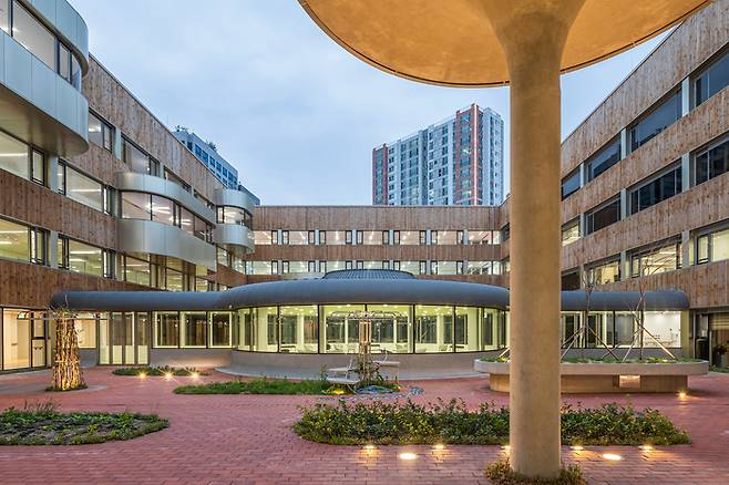 학교 건축은 물론 공공 건축의 다양성을 넓혔다는 평가를 받는 ‘서울서진학교’(코어건축 유종수, 김빈 설계). 사진 이택수. 오픈하우스서울 제공