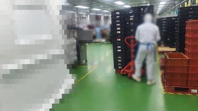 경기 평택시 소재 SPC 계열 SPL 제빵공장에서 최근 20대 노동자가 사망한 후 공장 측이 사고 현장을 흰 천으로 가린 채 작업을 계속 지시했다는 이야기가 나왔다. 고용노동부가 일부 기계에만 작업 중지 명령을 내렸다는 게 작업 지속의 이유로 알려졌는데, 트위터 등 사회관계망서비스(SNS)에서는 노동자의 죽음을 안타까워하듯 SPC 제품을 겨냥해 ‘피 묻은 빵’이라는 다소 섬뜩한 표현이 등장했다. 전국화학섬유식품산업노동조합 제공